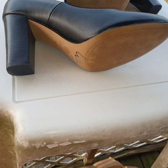 Isola Elegant Black Pumps - Picture 6 of 13